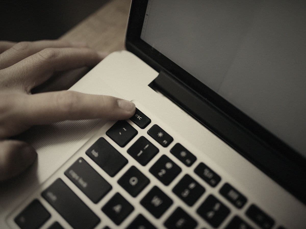 Hands + laptop + shuttle
